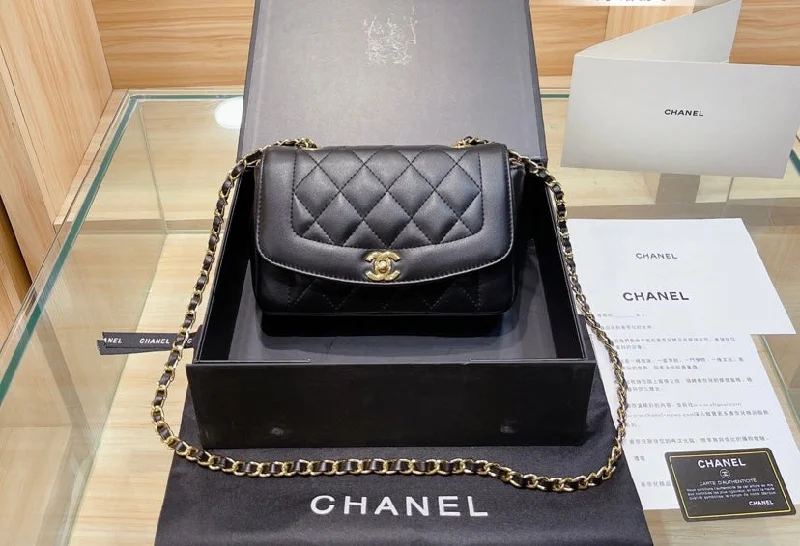 CHANEL handbags with signature chain details -Chanel Ladies handbag