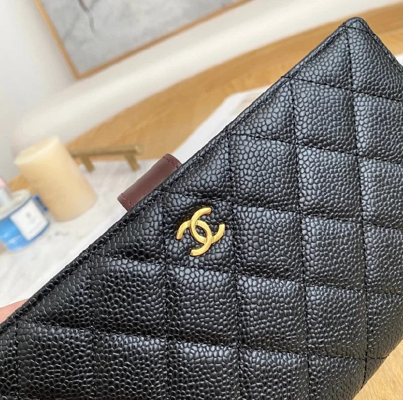 CHANEL bags with refined, elegant details -Chanel leather black wallet