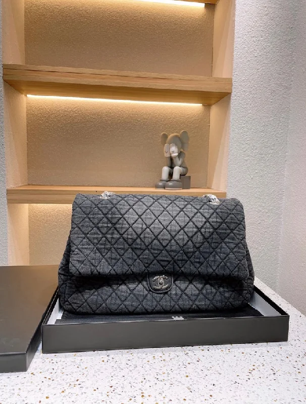 CHANEL bags with refined textures -Large Chanel woman Handbag