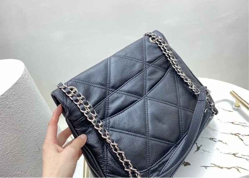 CHANEL handbags with modern aesthetics -Leather Chanel woman Handbag