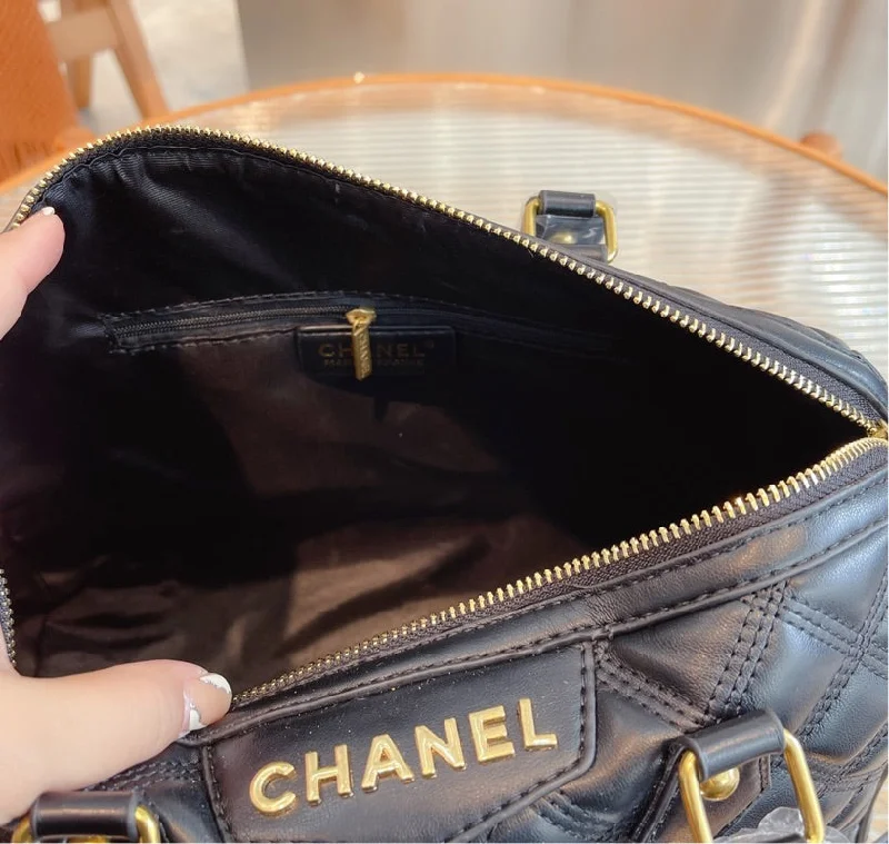 CHANEL handbags with refined quilting -New Black Chanel woman handbag