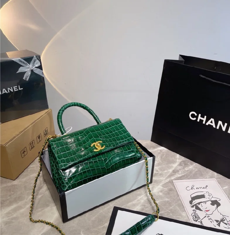 CHANEL bags with versatile styling options -New Chanel Green Woman handbag