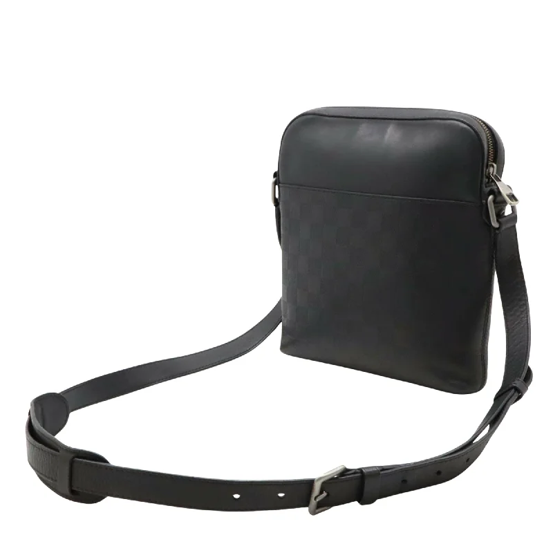 Louis Vuitton handbags with refined details -LOUIS VUITTON District Shoulder Bag