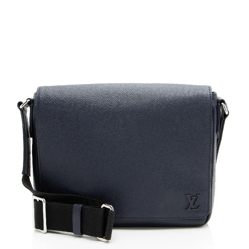 Louis Vuitton luxury bags for exclusive occasions -Louis Vuitton Taiga Leather District PM Messenger (SHF-oGa3hq)